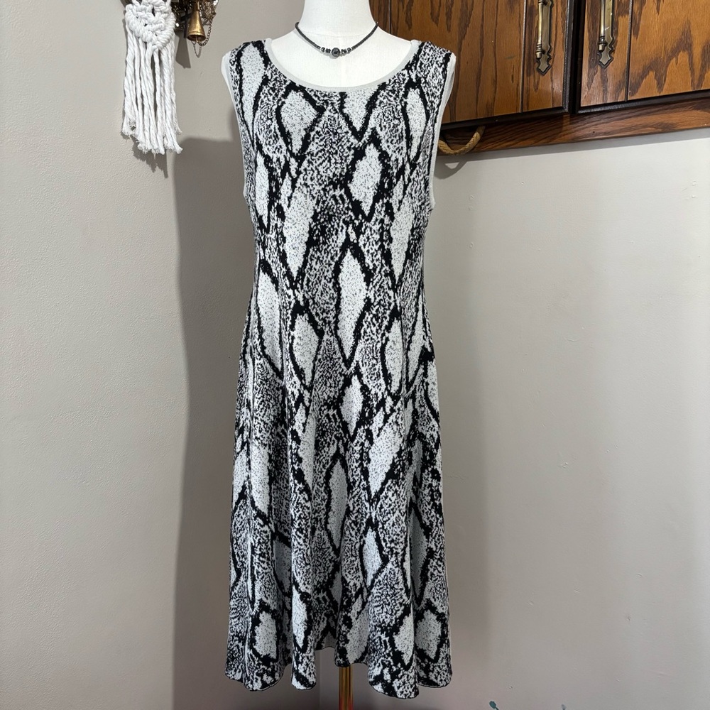 Torrid Sleeveless Knit Sweater Dress Size 10 Black White Exotic Snakeskin Print